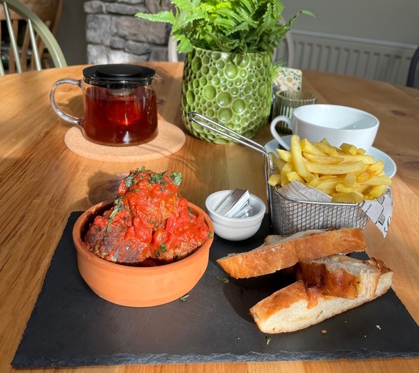 Meatballs, fries and bread
